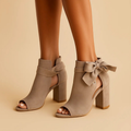 Elegantní sandál s širokým podpatkem, mašlí a peep-toe