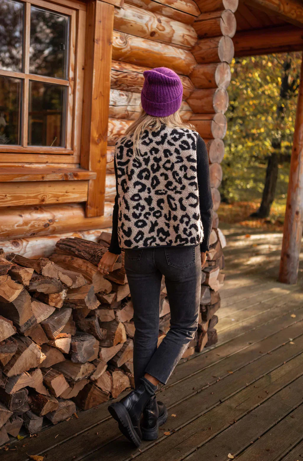 Leopardí prošívaná vesta – casual a chic look