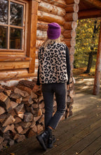Leopardí prošívaná vesta – casual a chic look