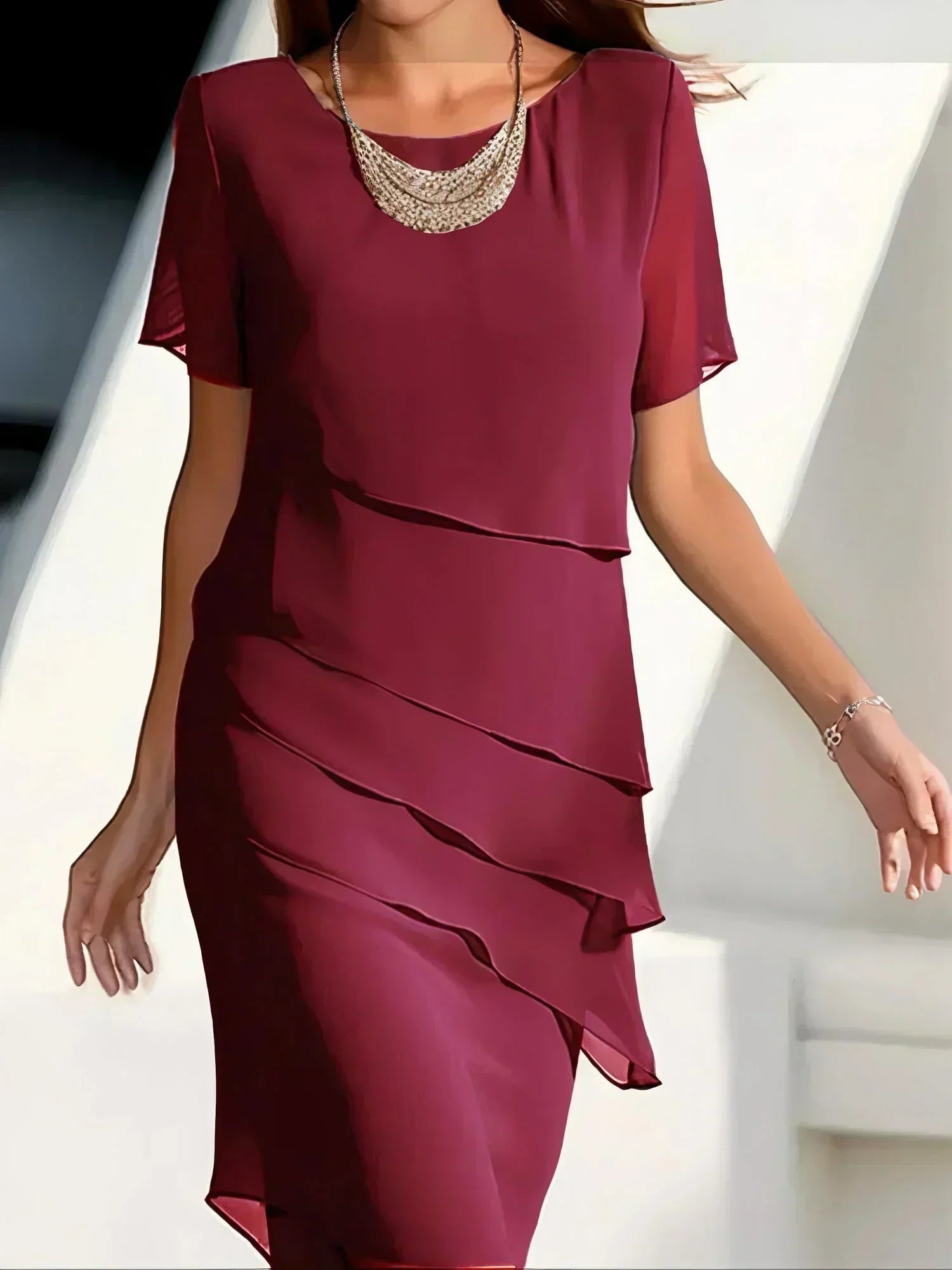 Midi společenské šaty s vrstvami – splývavé a elegantní