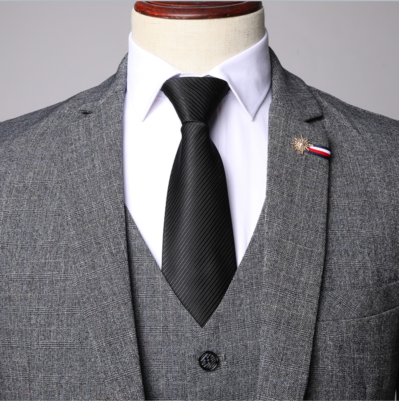 Pánský třídílný oblek slim fit pro formální příležitosti