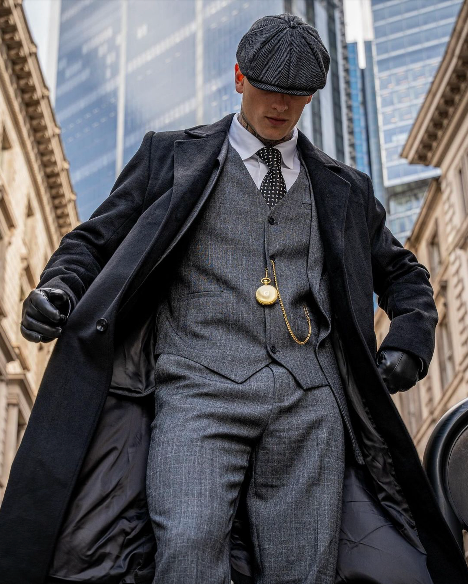 Pánský třídílný oblek slim fit pro formální příležitosti