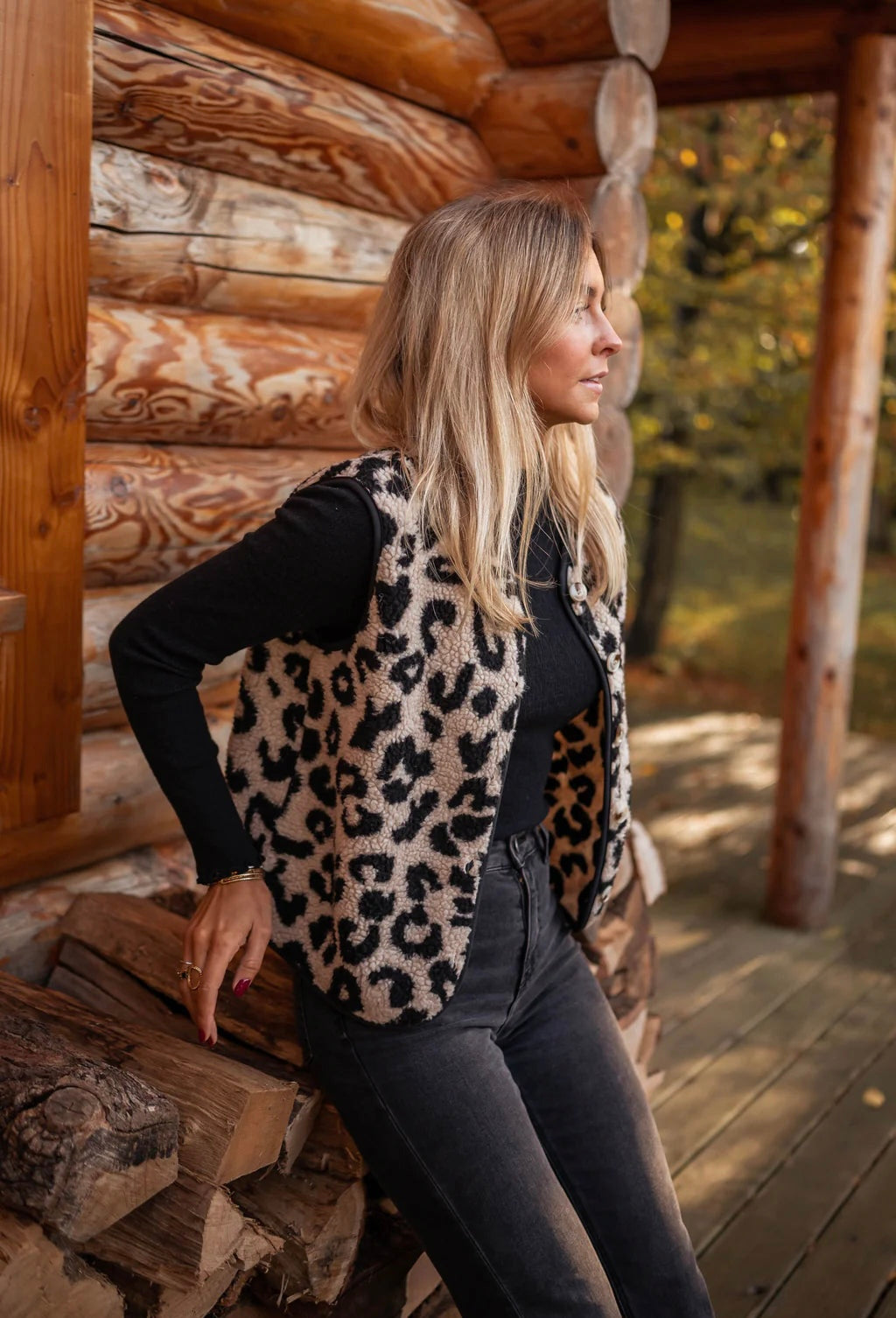 Leopardí prošívaná vesta – casual a chic look