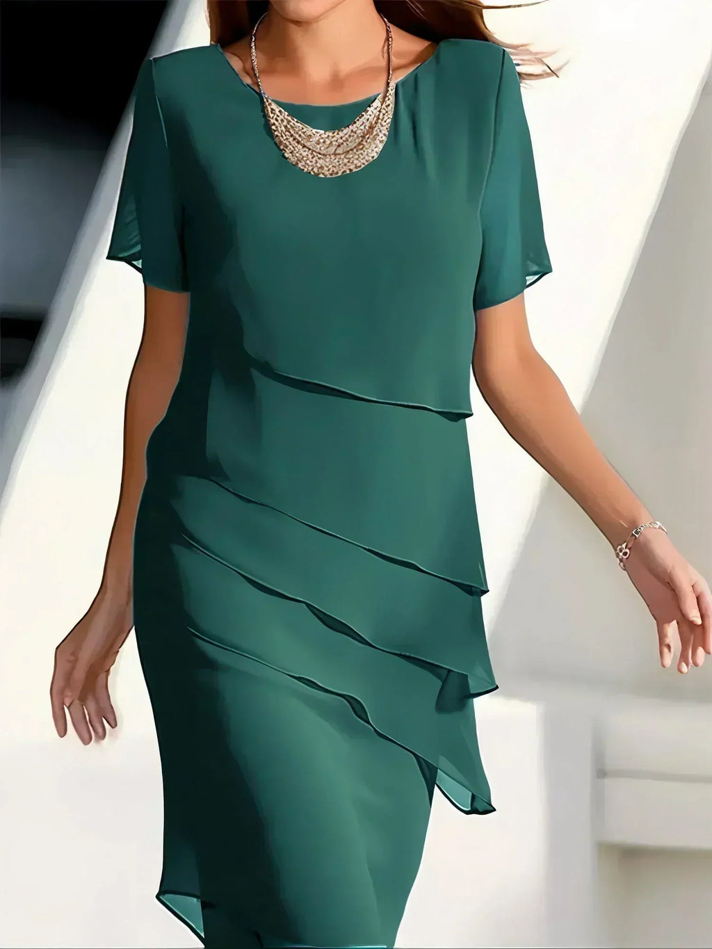 Midi společenské šaty s vrstvami – splývavé a elegantní