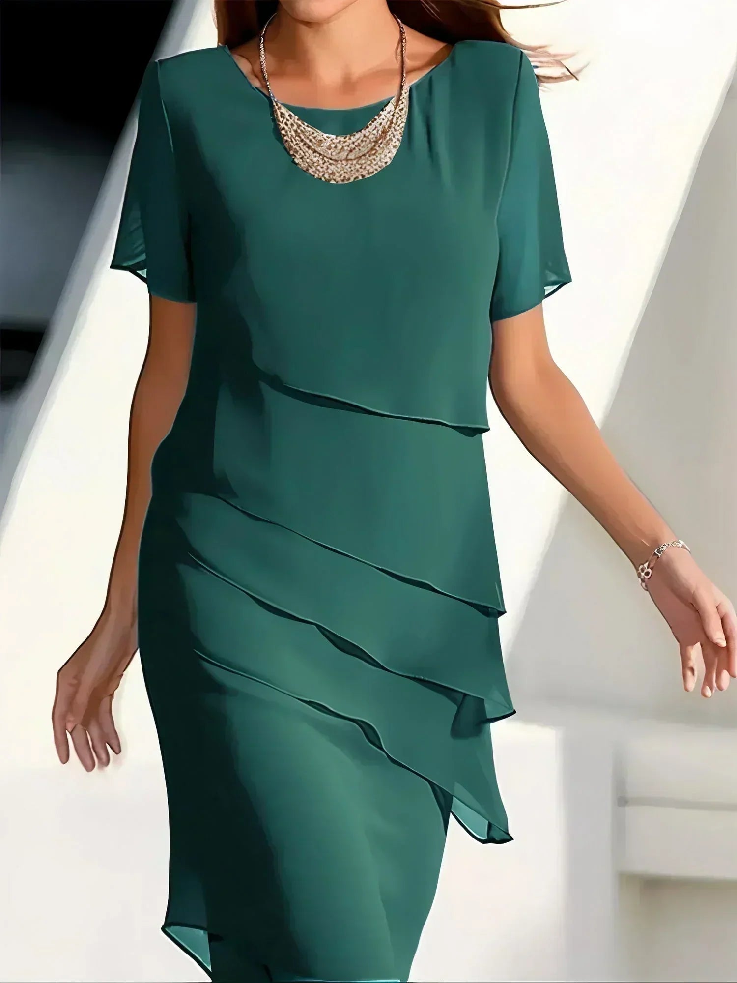 Midi společenské šaty s vrstvami – splývavé a elegantní