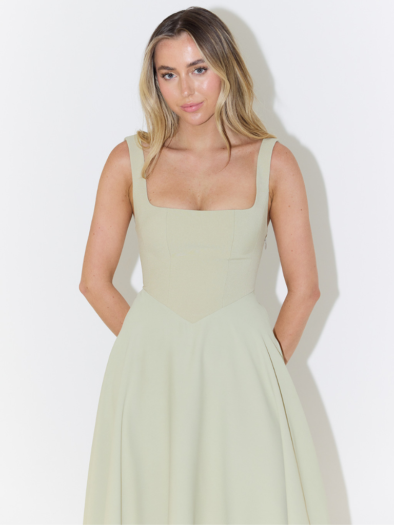 Elegantní midi šaty se čtvercovým výstřihem a splývavým střihem