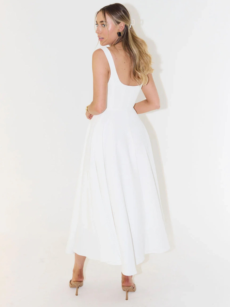Elegantní midi šaty se čtvercovým výstřihem a splývavým střihem