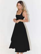 Elegantní midi šaty se čtvercovým výstřihem a splývavým střihem
