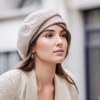 Elegantní dámský baret z jemné tkaniny