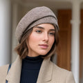 Elegantní dámský baret z jemné tkaniny