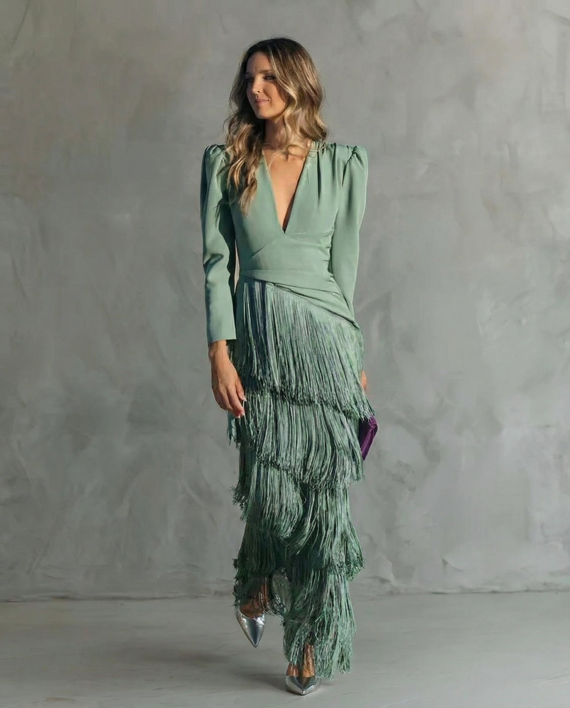 Elegantní midi šaty s třásněmi na rukávech