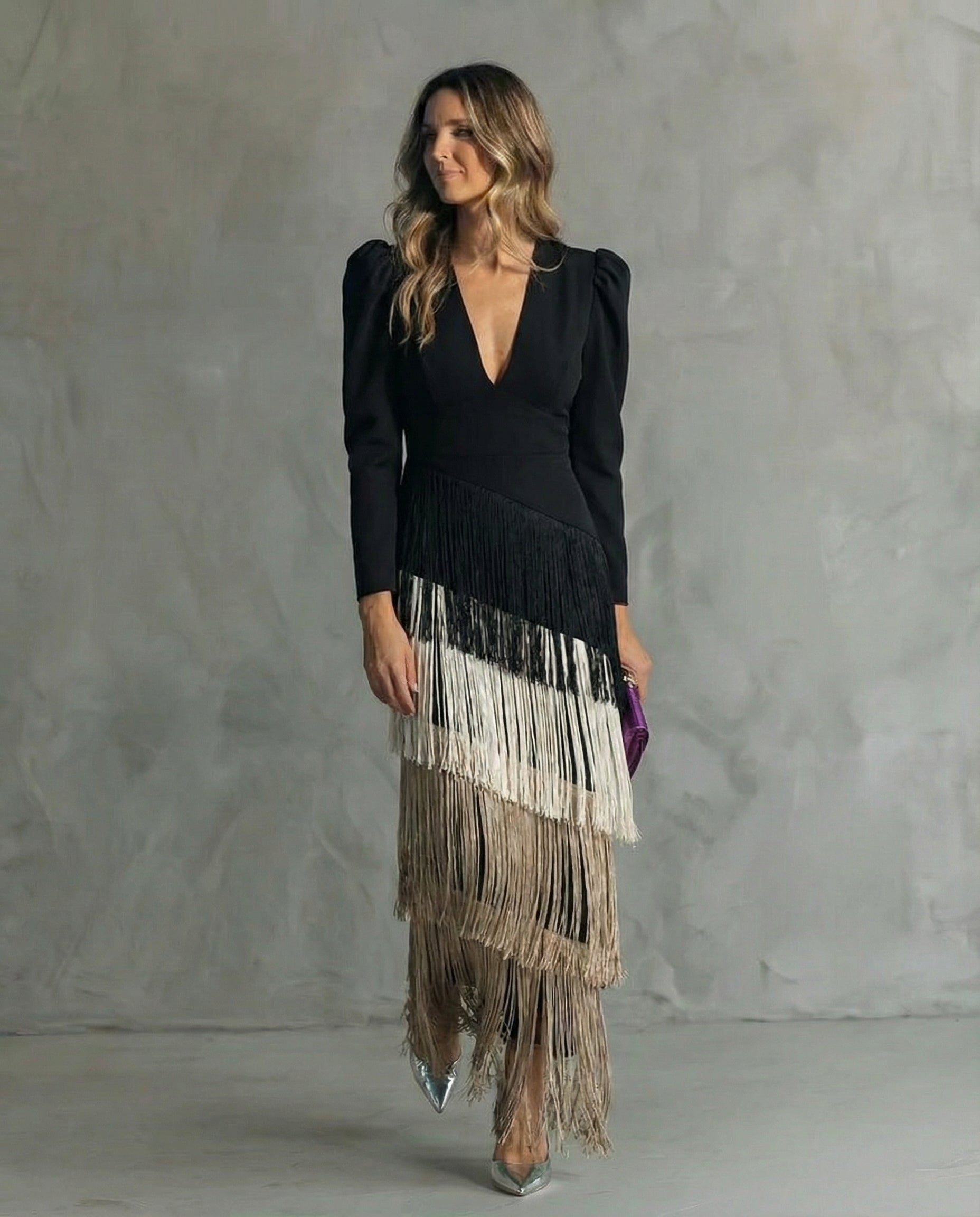 Elegantní midi šaty s třásněmi na rukávech