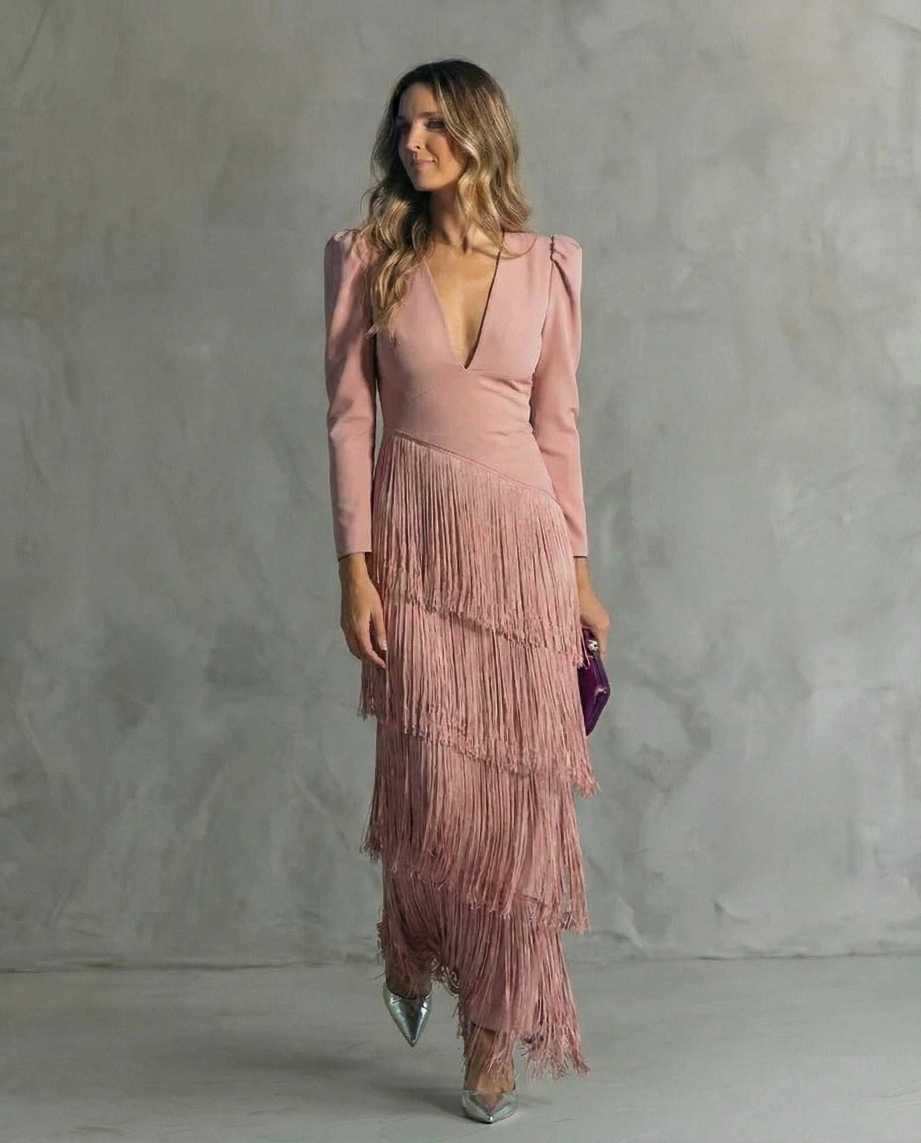 Elegantní midi šaty s třásněmi na rukávech