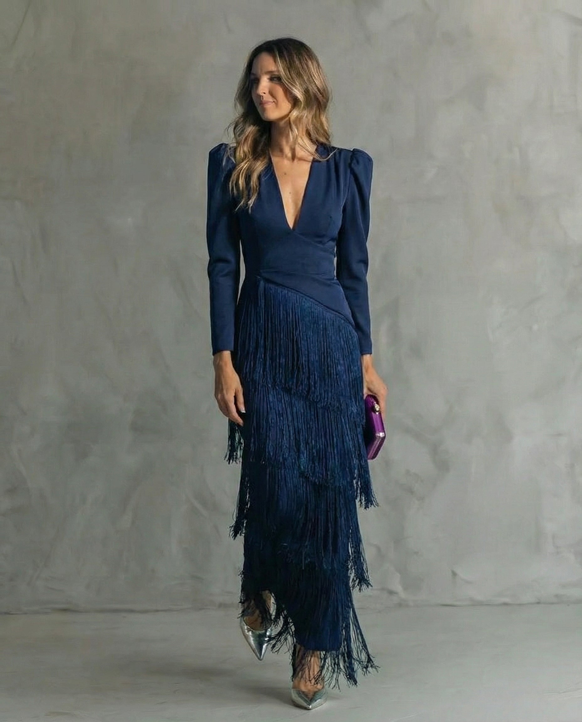 Elegantní midi šaty s třásněmi na rukávech