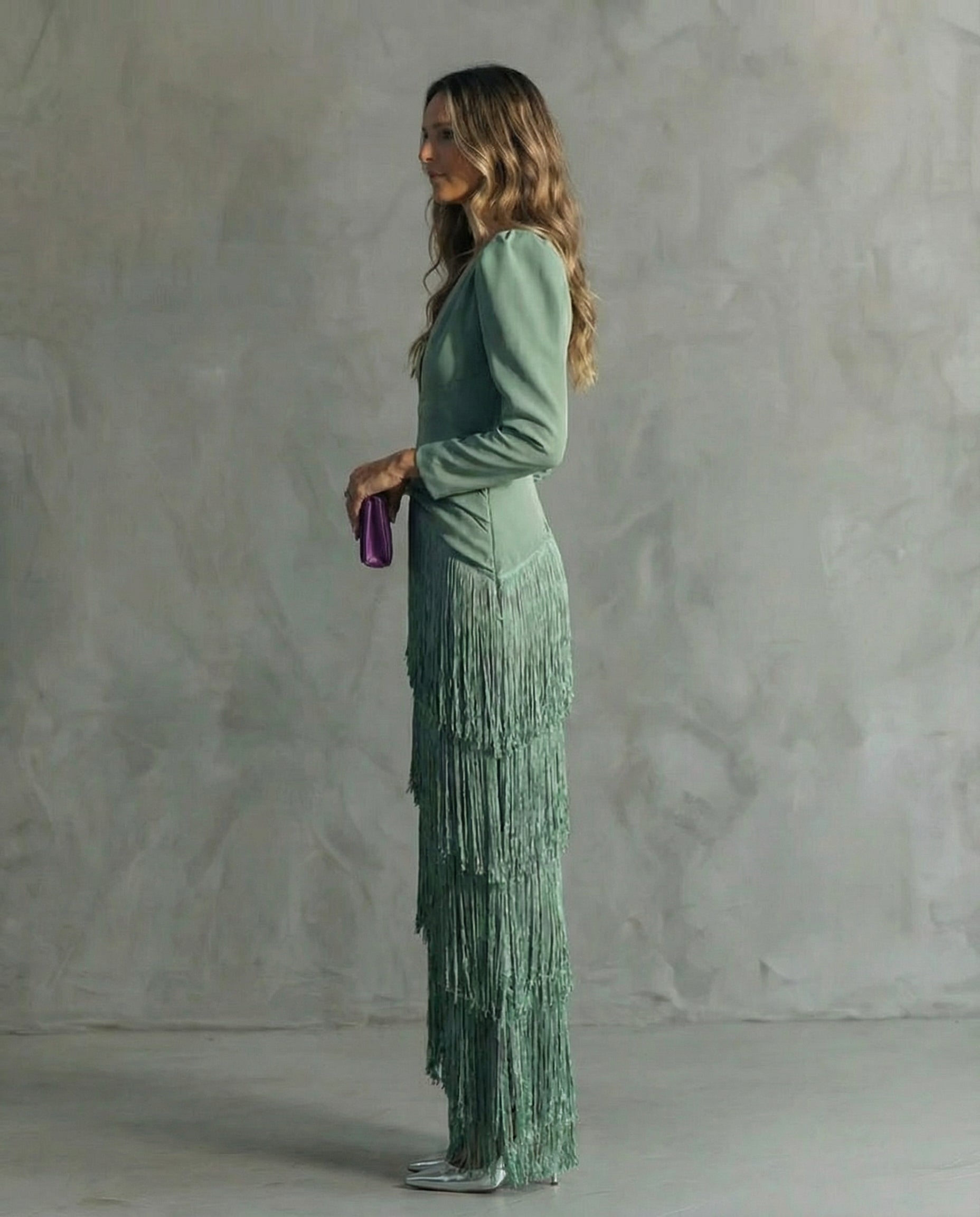 Elegantní midi šaty s třásněmi na rukávech
