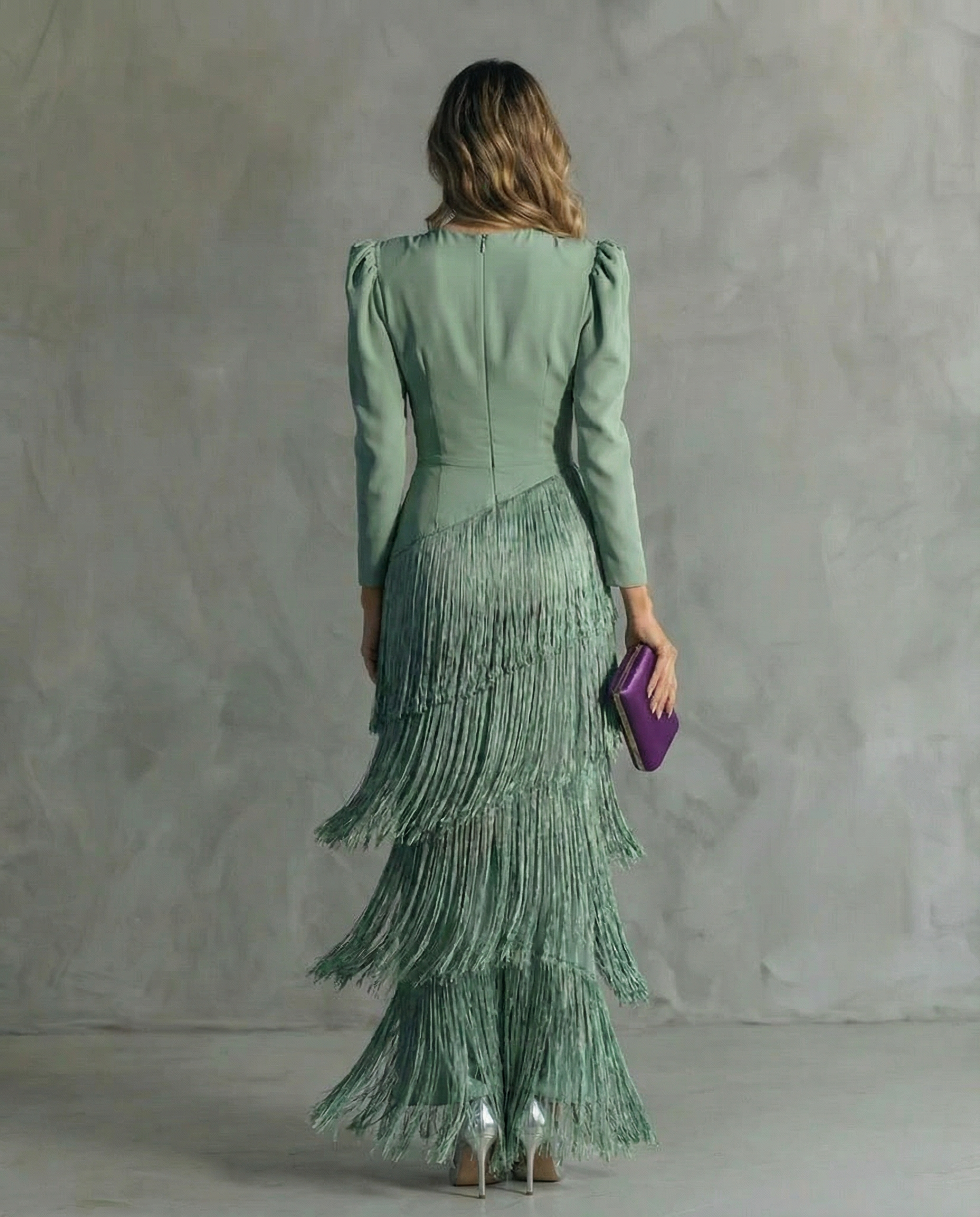 Elegantní midi šaty s třásněmi na rukávech