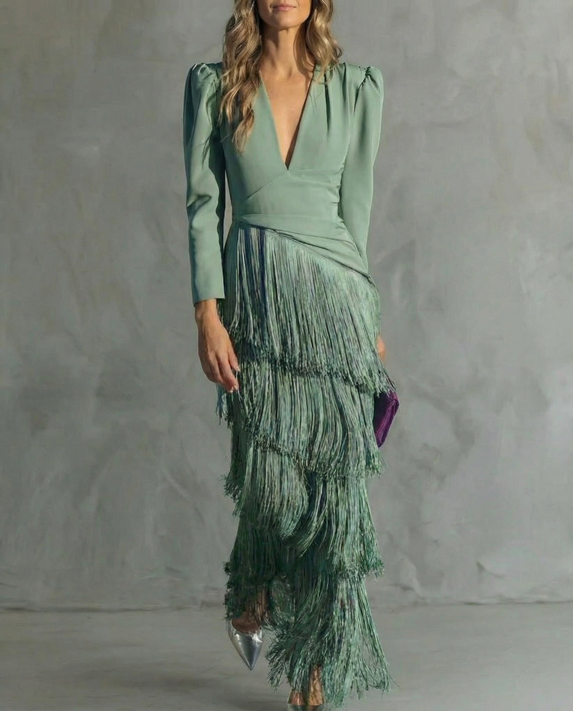 Elegantní midi šaty s třásněmi na rukávech