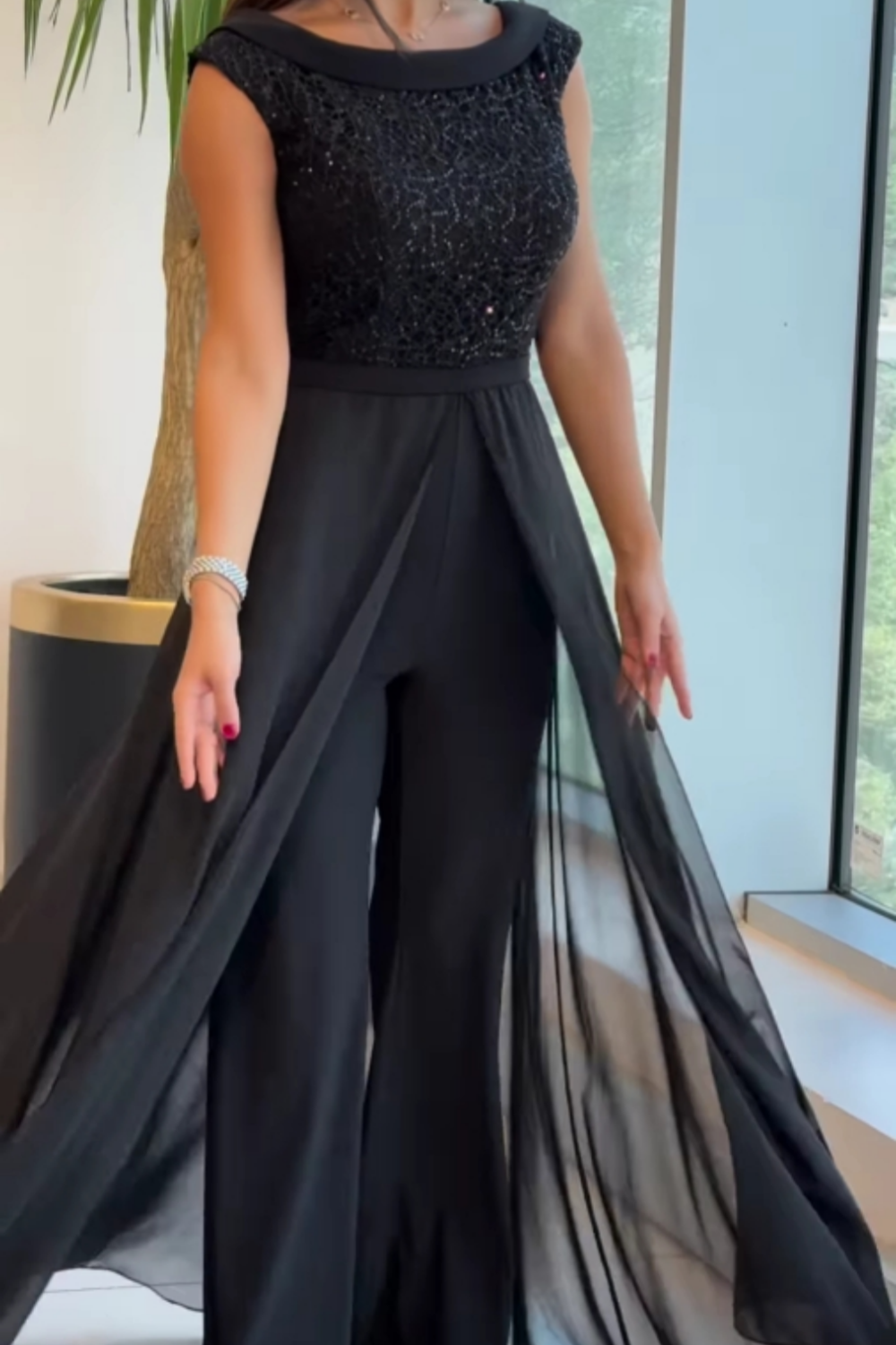Černý galavečerní jumpsuit s překrytou šifonovou sukní