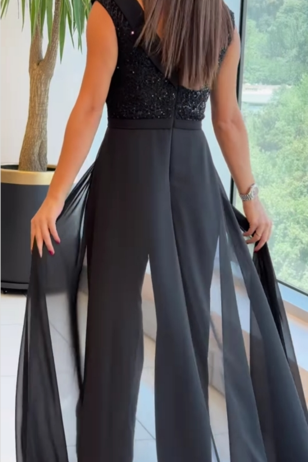 Černý galavečerní jumpsuit s překrytou šifonovou sukní
