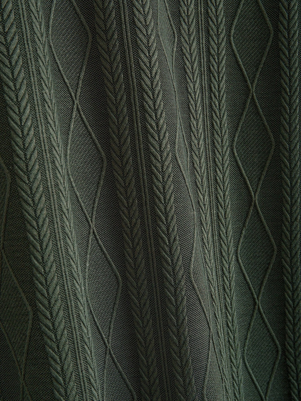 Set – geometrický jacquard polo a rovné kalhoty