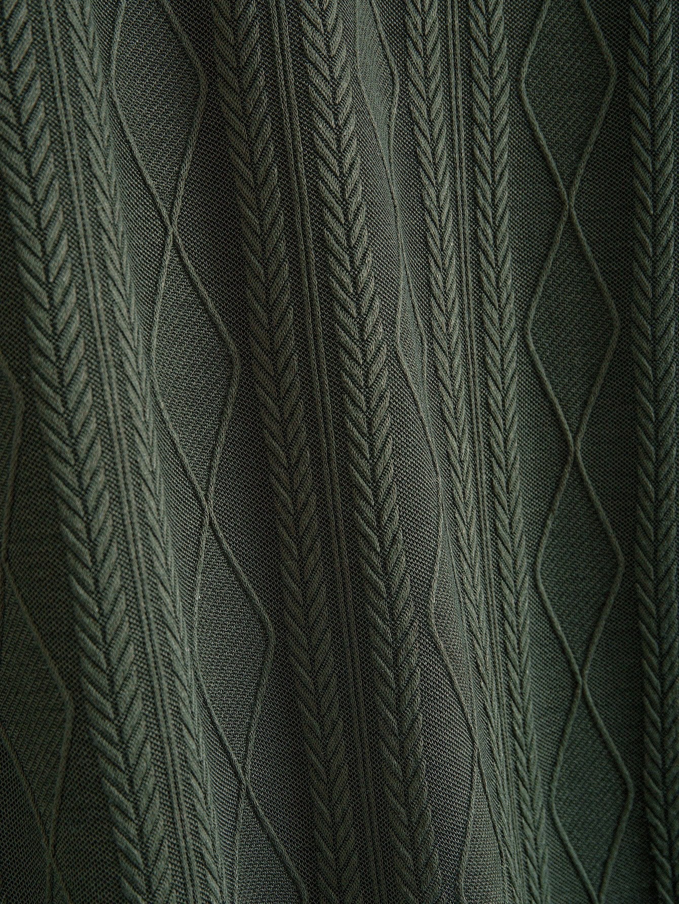 Set – geometrický jacquard polo a rovné kalhoty