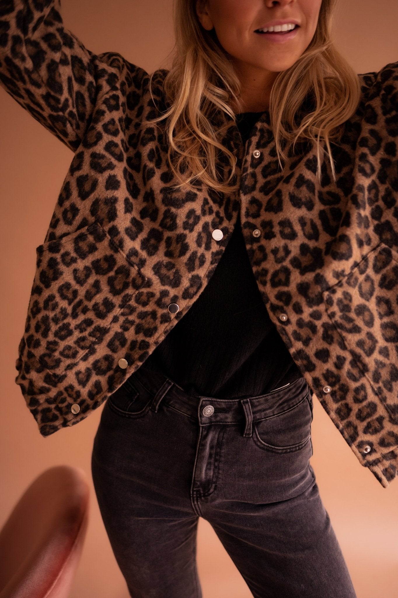 Krátká bunda s leopardím vzorem pro ženy