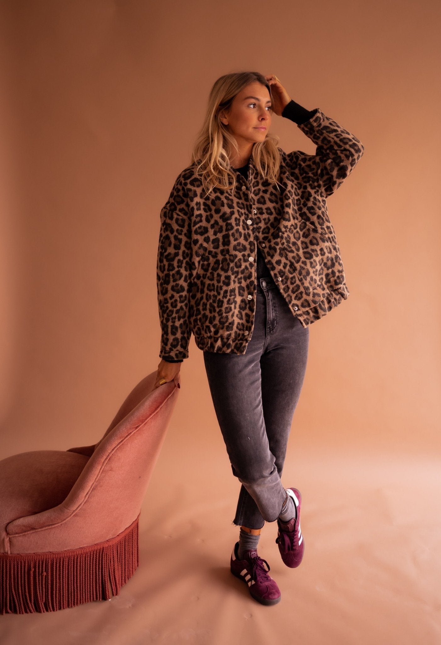 Krátká bunda s leopardím vzorem pro ženy
