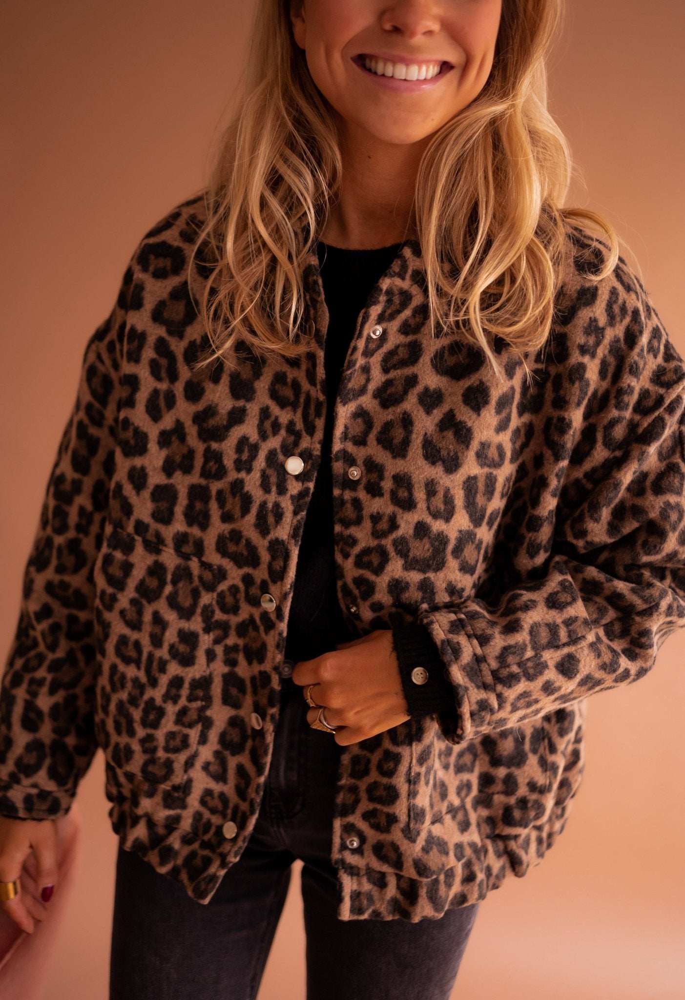 Krátká bunda s leopardím vzorem pro ženy