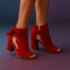 Elegantní sandál s širokým podpatkem, mašlí a peep-toe